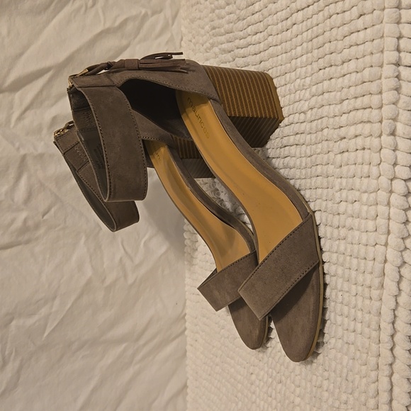 Maurice’s Khaki Suede Sandal Heels Ankle Strap back zip size 10 - Picture 2 of 6